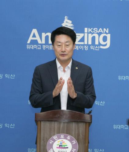 ���Ѽ� �ͻ������ 31�� ��û �긮�η뿡�� �λ����� ������å�� �����ϰ� �ִ�.