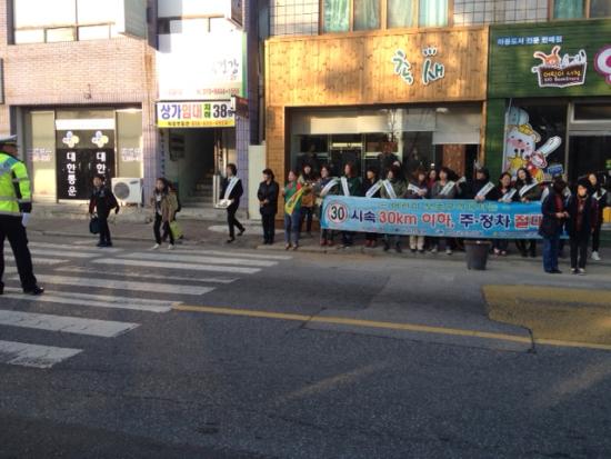 ���ö��������� �ʵ��б� �տ��� ������� ķ������ �ϰ� �ִ�.