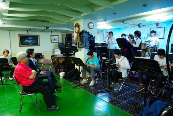 ������ ȸ���� 27�� ���ֿܰ����� �յ� ������ �л���� ������ ��â�̴�.