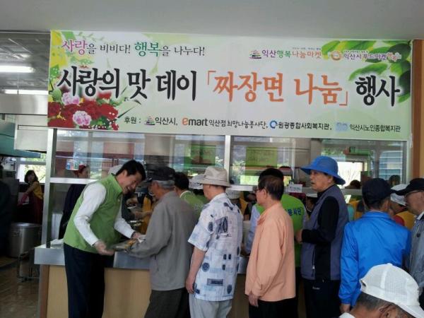 7�� ����̳��� �¾� ����''����� ������''��翡�� ���Ѽ� �ͻ����(����)�� ��ŵ鿡�� ¥����� �����ְ� �ִ�. 