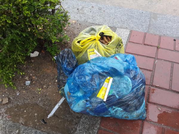 5�� 27��. ��ƼĿ�� ������ ������ ���� �Ǵٸ� �����Ⱑ �������� ��ƼĿ�� ������ �״�� ��ġ�ǰ� �ִ�.