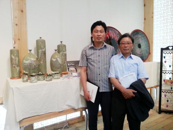 ������ �ڱ�ö ���� �ƹ��� ��â�� ���� �ڽ��� ��� ������ �տ� ��� ���ϰ� �ִ�.