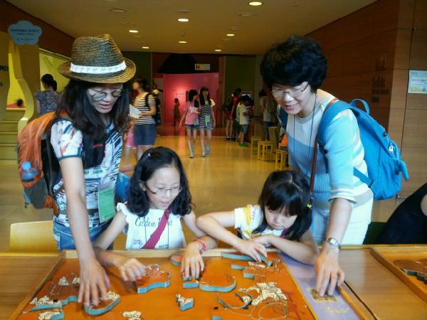 �ձø��������ð����� ������ ''����! ���� ��ȭ�ؼ���''ķ������ ���̵�� �θ���� ��ſ� �ð��� ������ �ִ�.