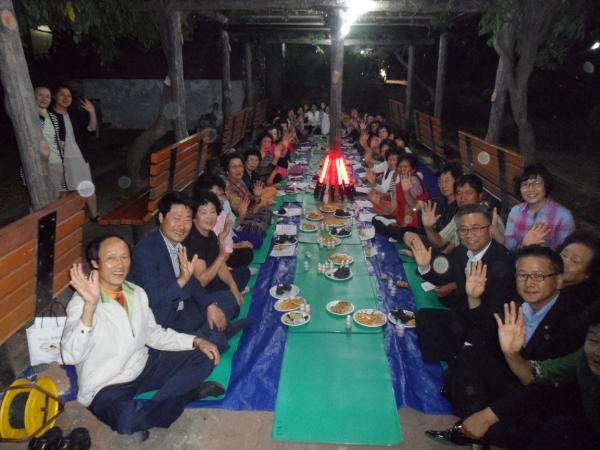 ���ߵ� �ֹε��� ���λ�Ȱ�� ��������  �ݻ�ȸ�� �ϸ� ��ſ��ϰ� �ִ�.