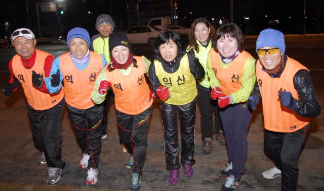 13�� �� 8�ÿ� ���� �ͻ긶���� Ŭ�� 8���� ȸ����. ���ʺ��� ����� �� ȸ��(56�����), �ּ��� �繫����(50���μ۵�), ����(42�����굿), ��̼�(43����絿), ���ʼ�(45����絿), ���μ�(47���ŵ�), ���ݿ�(47���μ۵�), �̿���(39�����굿).