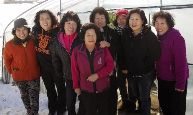 �̼Ұ� �Ƹ��ٿ� ���� ����긶�� ���̼ҵ����۸�ݡ� ȸ����. ���ʺ��� �������������ơ����̳����ֿ��ԡ��̰�� ȸ�塤�������ڡ������������� ��. 11�� �� ������ ȸ������ ���λ������� �����Կ��� ������ ���ߴ�.