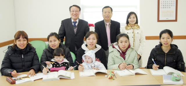 ������ �ѱ��� ����. �Ʒ� �� ���ʺ��� �ð�ݴ�������� ����Ƽ�쿣, ��Ƽ����, ��Ƽ������, ����Ƽ�ƿ�, ����Ƽ�����, ����Ƽ�쿣, ��뼮 �� �̸������� ����, ��ȫ�� ����.