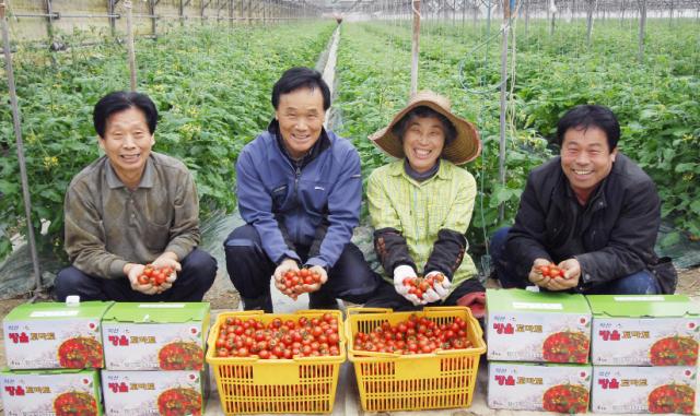 40�� �丶�� ���� ���� �մ� �̶�⿵�����չ��� ȸ�� �󰡵�. ���ʺ��� �ڿ��� ��(59), �̹��� ��ǥ(70)��������(59) �κ�, ����� ��(60). 40�� ȸ�� �� ��ټ��� ��翡 �ٺ� �����Կ��� ������ ���ߴ�.