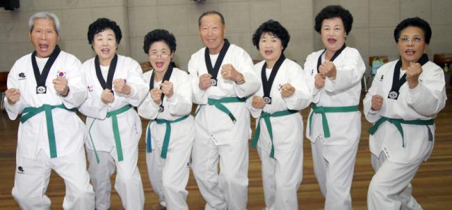 �±Ǵ��� �ŷ¿� ���� ��ŵ�. ���ʺ��� �����(79�����ߵ�), ������(75��������), ������(70��������), �����(77����絿), �ۼ���(70��������), �迬��(74��������), ������(72����絿). �ͻ�ó������պ����� �����±Ǵ����� ȸ�� 10�� �� 3���� �߿� ������ �������� ���ߴ�.