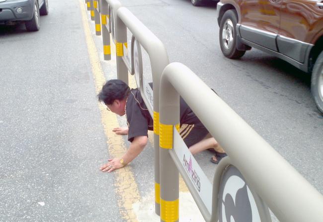 ������ ���� �����̳� ��̵��� ö�� �߾Ӻи��� ������ ���ٴϴ� ����� �� �ù��� �翬�ϰ� �ִ�. 