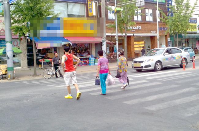 ���� ��ȣ���� ���� Ⱦ�ܺ����� �ùε��� ���������ϸ� �ǳʰ� �ִ�.