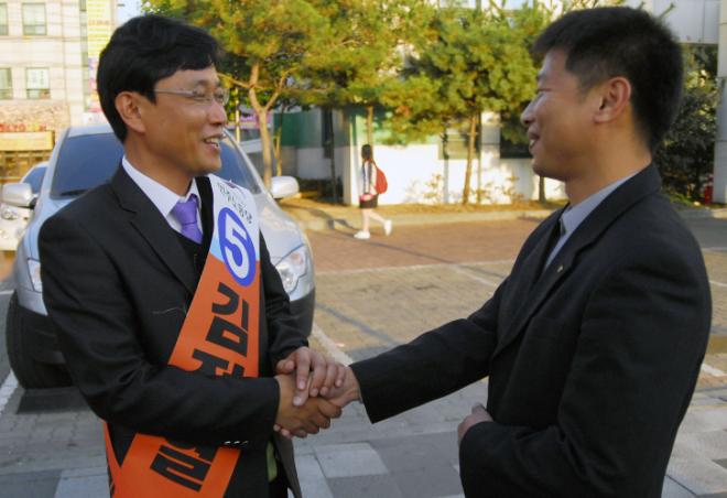 ��Ÿ��� ���� �ùΰ� �ݰ��� �λ��ϸ� ��ǥ�� ȣ���ϰ� �ִ�.