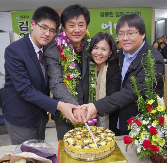 �迬�� �缱�ڰ� ������� �Բ� �缱���������� �ڸ��� �ִ�.