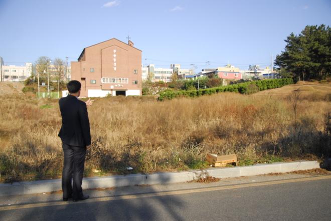 �ͻ�ÿ±�ȸ �����ڰ� �ͻ�÷κ��� ����ó���� ���� ��õ�� �� ��ȸ��������� ����Ű�� �ִ�.