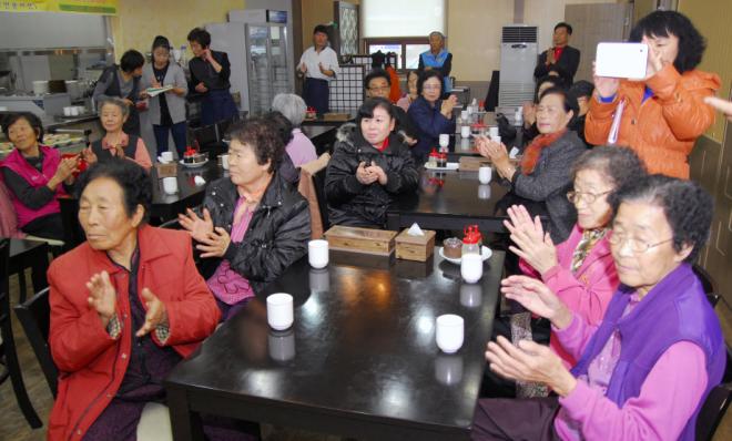 ��ŵ��� ������ ���� ��ſ� �ϰ� �ִ�.