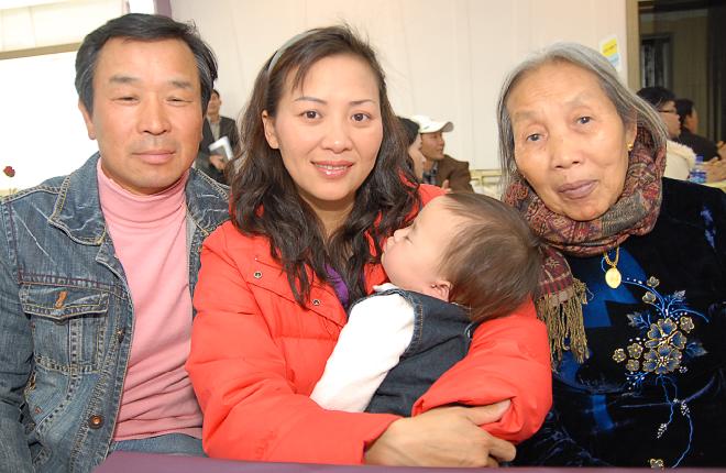 �ͻ�� ������ �μ����� ��� �̿���(51������)������ƼƼ��(38����Ʈ�������) �� �κο� 3��ٱ� ��(��ȭ), �׸��� ���� ������ ���� ���� �ѱ��� �� ȲƼũ�� ��(72��������)�� ���̴ٹ�ȭ���� ģ���θ� ��û ȯ���Ŀ� ������ ��ſ� �ð��� ������ �ִ�.