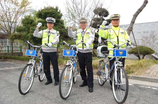 ���� ���빮ȭ ������ ���弭�� �ִ� �ͻ������ �����ű��������. ���ʺ��� ������ �ϰ�, ��ä�� ���, ����ȣ ���.