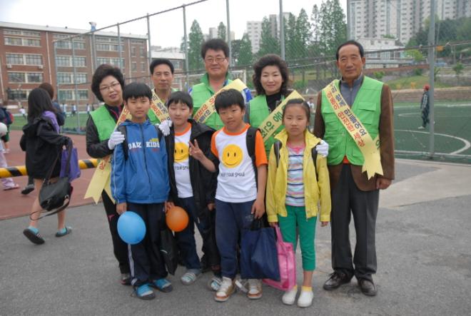 ���̵��� �����Ͱ��� å������ ���굿 �Ƶ�������Ŵ��. ���� ���ʺ��� �ֹ���ġ����ȸ �̸��� ����, �۱Լ� ���굿��, �ֹ���ġ����ȸ �̱�� ����, ����� ������, ��ö�� ��������.