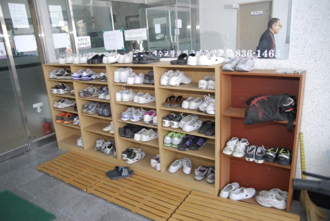 ü���� �Ա��� �ȭ�� ��ġ�� ���� ������ �ݸ���ε��� '�ݸ� �ٸ���ü����'�� �ֿ��ϰ� �ִ�.