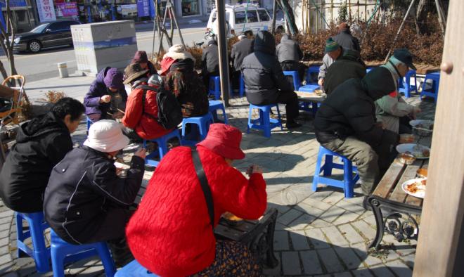 ���ٶ��� ������ ���ɽĻ縦 �ϰ� �ִ� ��ŵ�