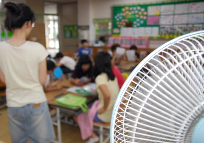 �ͻ��� �� �б� ���ǿ��� �л����� ��ǳ�⸦ �Ѱ� ������ �ް� �ִ�.