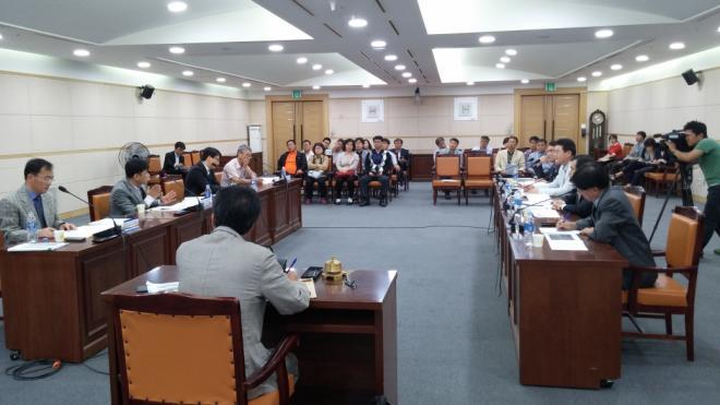 ���ϵ�û ��ȸ�ǽǿ��� �ͻ� 1,2��� ����������� ������ ���� ����� �ϰ� �ִ�.