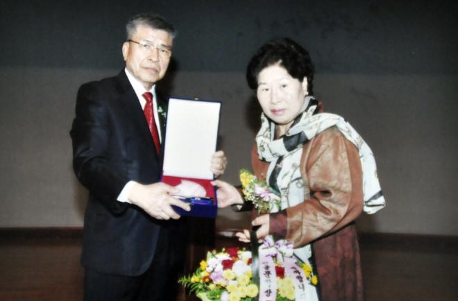 ����� ����(������)�� ������ �ѿù��л翡�� ������ ��2ȸ �ѿù��л� �úι� ������ �ް� �ִ�.