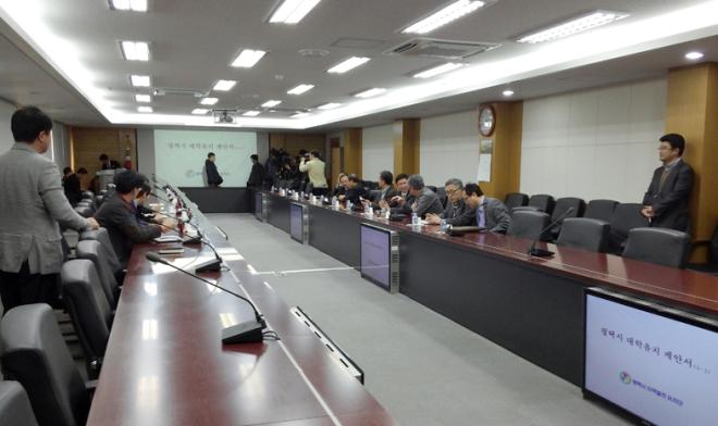 ���ý�����������ġ���� 12�� ���� ������ ��ȸ�ǽǿ��� ���а����ڵ��� ���� ��ġ ����ȸ�� ���⿡ �ռ� ����Ÿ���� ������ �ִ�. �̳� ����ȸ�� ������� ���ֵƴ�.