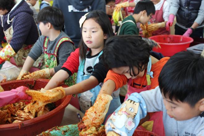 ����ʵ��б� �л����� 21�� ���� Ű�� ���߷� ������ �ϰ� �ִ�.