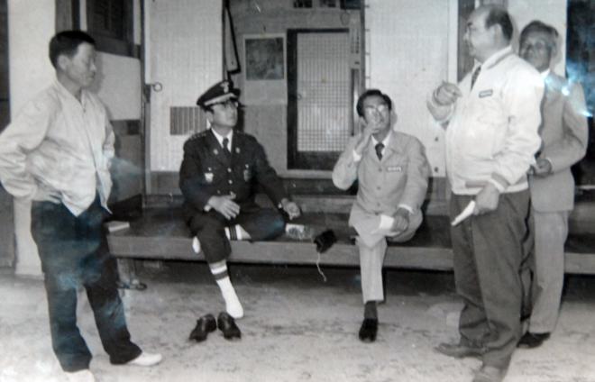 1977�� ���Ǽ� �ͻ걺��(������ �� ��°)�� ������ ��������(�������� ���), ����(������)�� ����� ��(����)�� ���� �湮�� ����.