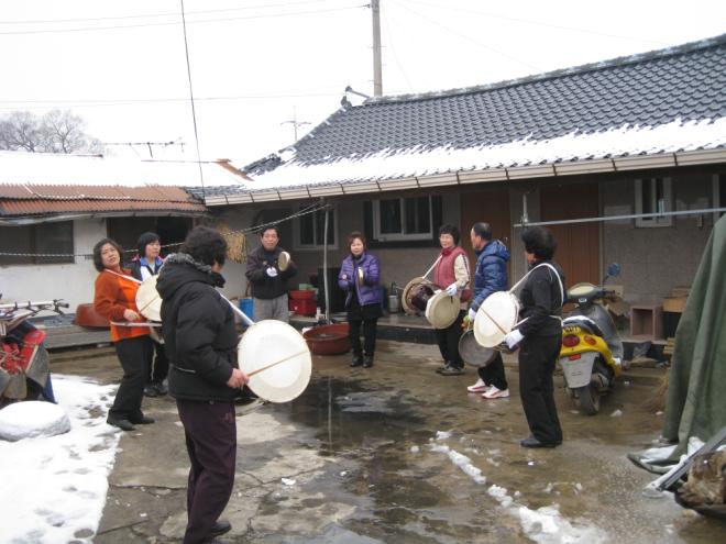 ���ݵ� �ų� �������� ���� ���Ź�⸦ �ϰ� �ִ�.