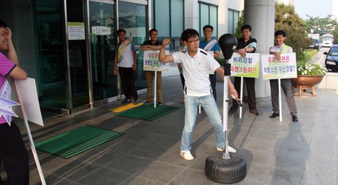 �ͻ������ �������� ķ������ ���̰� �ִ� ���� ����ϴ� �� ������ ��ġ���� �峭������ ������ �ִ�.