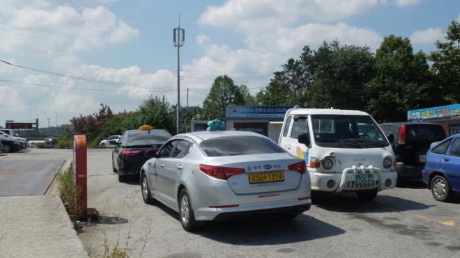 ���׹��� �����ҿ� �������� �ýõ��� �մ��� ��ٸ��� �ִ�.