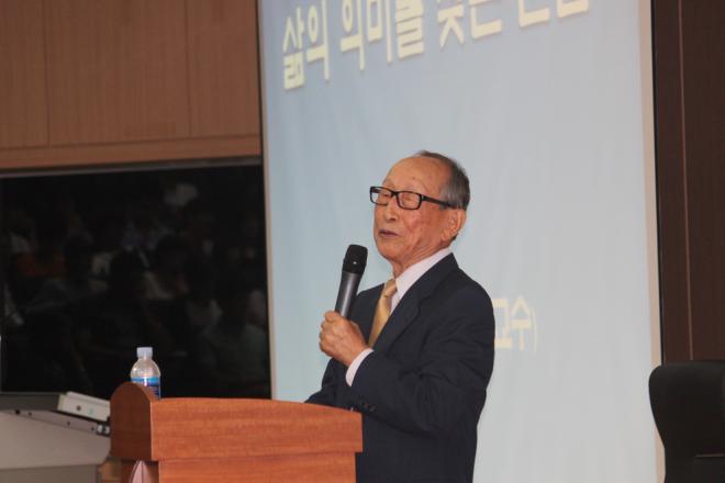 �������б��� ���е��� ������� �ι����� �Ҿ�� �۷ι� ���� �ɷ��� �⸣�� ���� �ǽ��ϰ� �ִ� ���� ���簭���� ''�۷ι��ι���''�� �Ϲݽùε鿡�� ������ ������ ���� ������ �⿩ �ϰ� �ִ�.